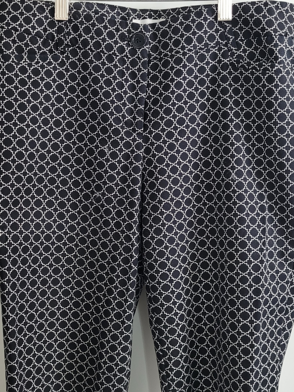 Black & White Geometric Print Women's Capris